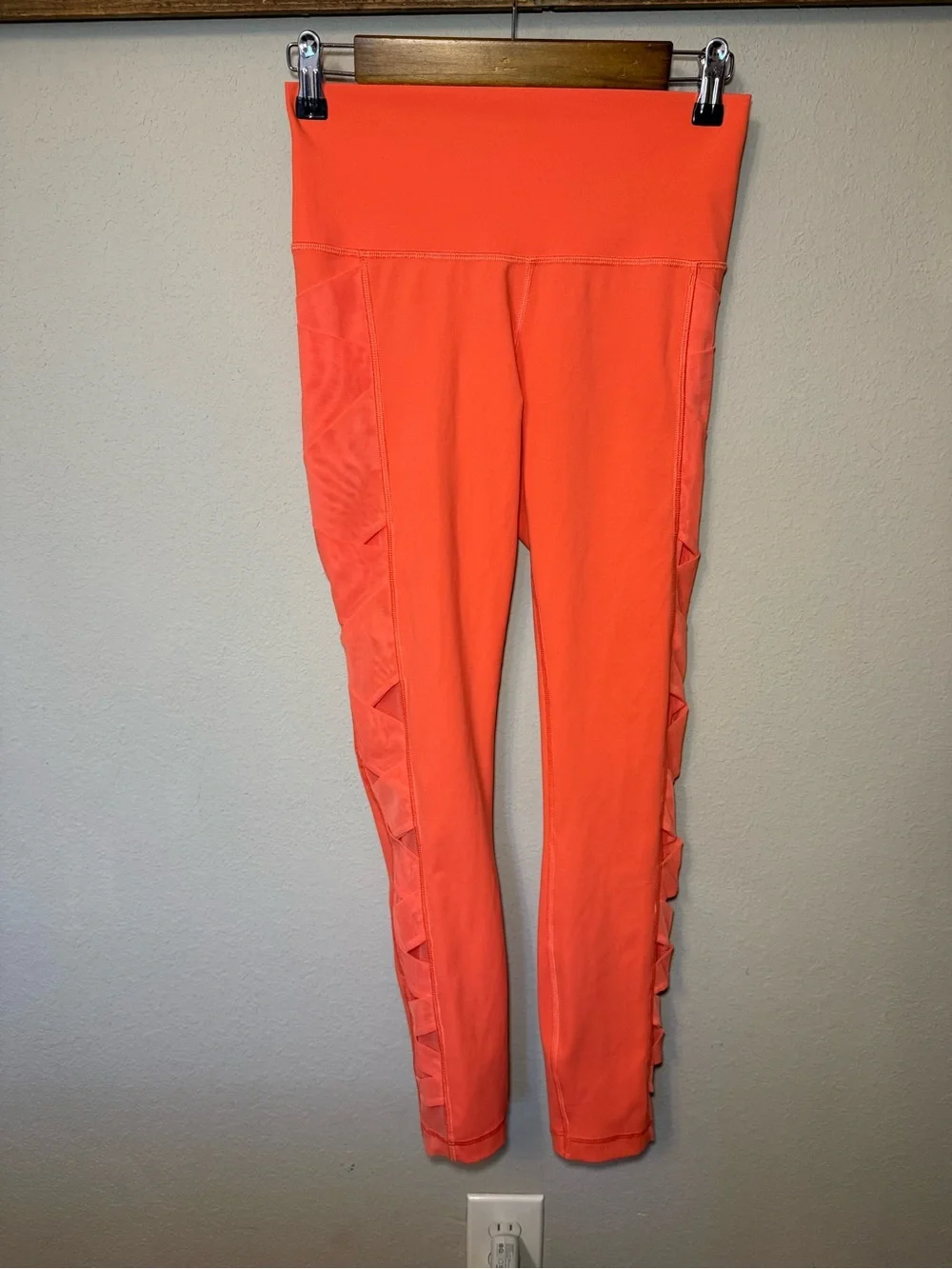 Lululemon rise and flow leggings *RARE* Size 6